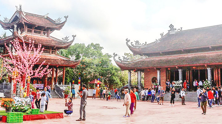Khách tham quan Thiền viện Trúc Lâm phương Nam.