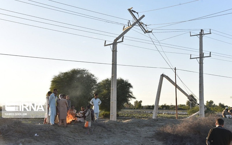 Cột điện gãy đổ sau động đất ở tỉnh Hormozgan, miền nam Iran. (Ảnh: IRNA)