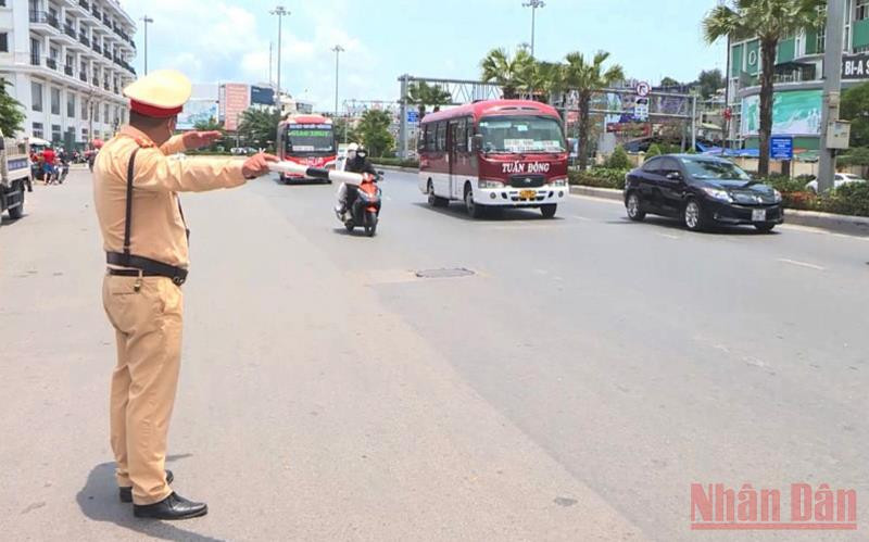 Lực lượng Cảnh sát giao thông tăng cường hướng dẫn các phương tiện bảo đảm an toàn trong những ngày nghỉ lễ.