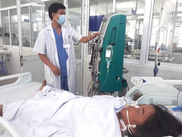 Bác sĩ đang tích cực điều trị cho bệnh nhân Đinh Thị N.