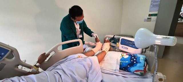 Hai bàn chân đứt lìa của bệnh nhân được phẫu thuật thành công.