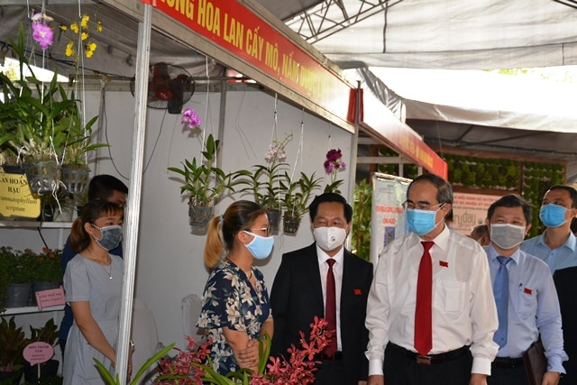 Đồng chí Nguyễn Thiện Nhân cùng các đại biểu thăm gian hàng triển lãm tại đại hội.