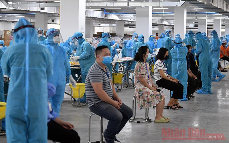 Xét nghiệm Covid-19 cho công nhân. (Ảnh: DUY LINH)