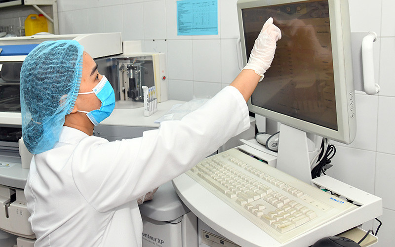 Nghiên cứu vắc-xin Nanocovax tại Học viện Quân y. Ảnh: ĐĂNG ANH 