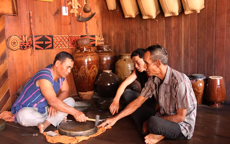 Già làng - nghệ nhân chỉnh chiêng người dân tộc Mạ.