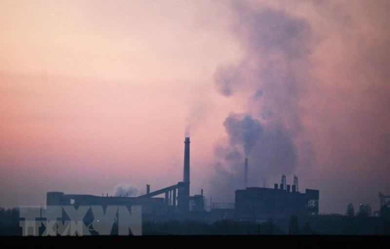 Khí thải phát ra từ một nhà máy thép ở Sofia, Bulgaria. (Ảnh: AFP/TTXVN) 