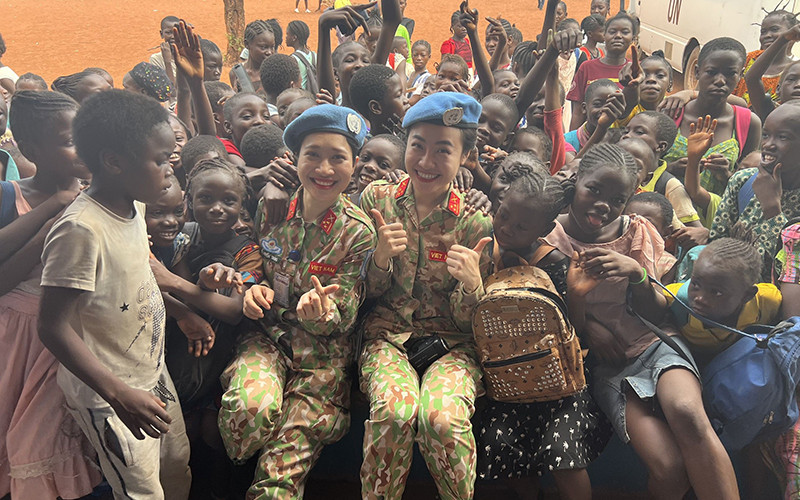 Rạng ngời nụ cười nữ sĩ quan "mũ nồi xanh" Việt Nam tại Cộng hòa Trung Phi. Ảnh: NHẬT HƯƠNG