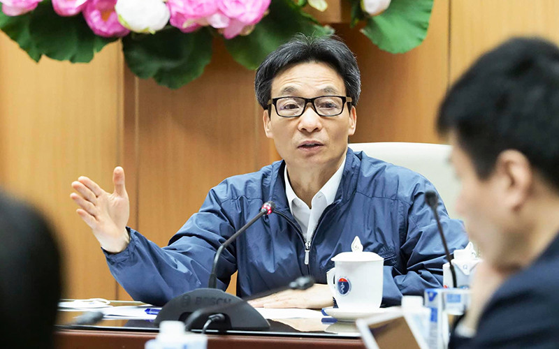 Phó Thủ tướng Chính phủ Vũ Đức Đam, Trưởng Ban chỉ đạo Quốc gia phòng, chống dịch Covid-19 đã tổ chức cuộc họp khẩn với Thường trực Ban chỉ đạo tại Bộ Y tế.