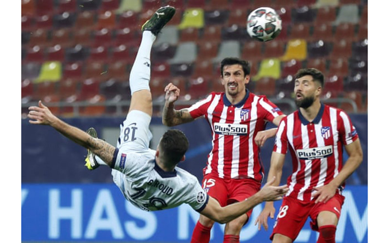 Pha ghi bàn đẹp mắt của Giroud (áo trắng) cho Chelsea. (Ảnh EPA)