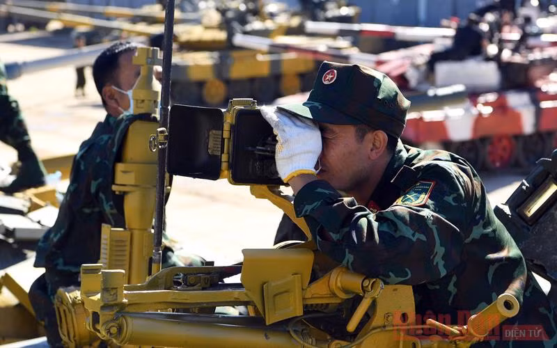 Kiểm tra kỹ thuật và hiệu chỉnh trang thiết bị trên xe. Ảnh: TRỌNG HẢI