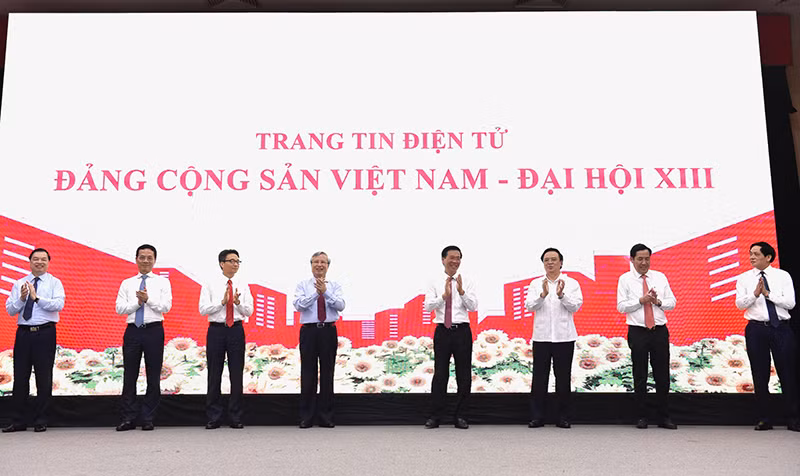 Các đồng chí lãnh đạo Đảng, Nhà nước thực hiện nghi thức khai trương Trang tin điện tử. Ảnh: NHẬT BẮC