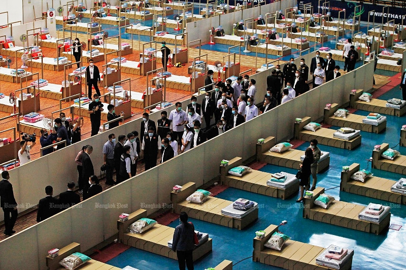 Thủ tướng Thái Lan Prayut Chan-o-cha thăm một bệnh viện dã chiến ở Thủ đô Bangkok, hôm 21-4. (Ảnh Bưu điện Bangkok)