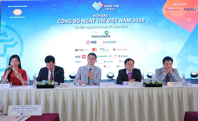 Ban Tổ chức trả lời họp báo.
