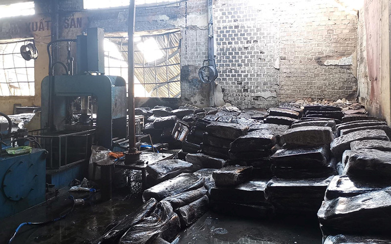 Vụ cháy làm nhiều tài sản trong nhà xưởng bị thiêu rụi.