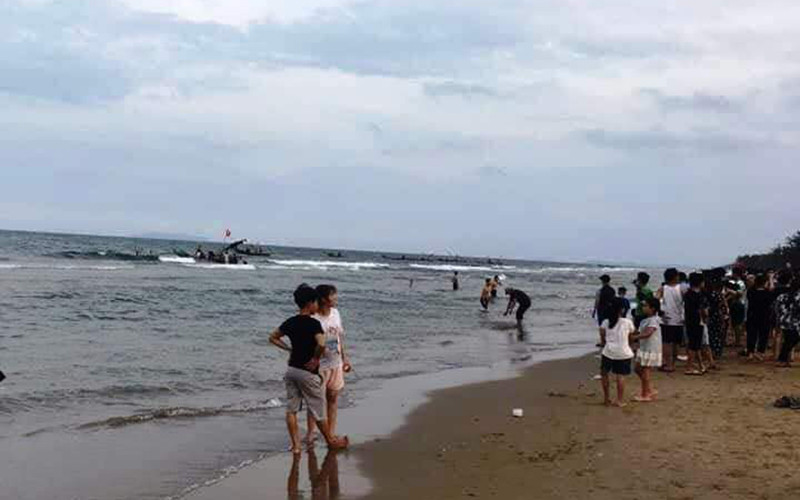 Lực lượng chức năng tìm kiếm ba trẻ em đuối nước.