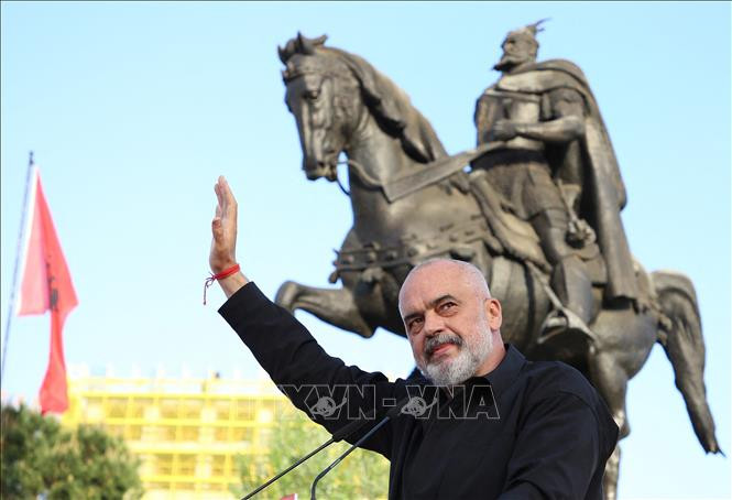 Thủ tướng Albania Edi Rama phát biểu trước những người ủng hộ tại Tirana sau khi kết quả bầu cử Quốc hội được công bố ngày 27/4/2021. Ảnh: AFP/TTXVN