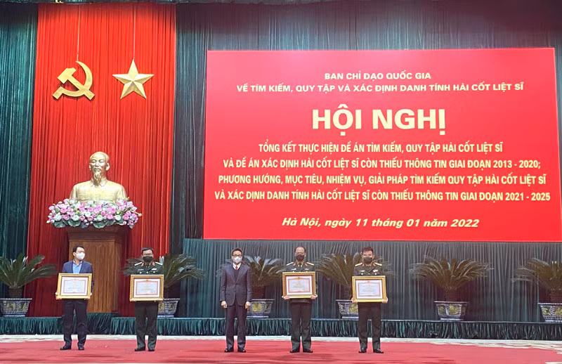 Phó Thủ tướng Vũ Đức Đam trao Bằng khen của Thủ tướng Chính phủ tặng một số tập thể có thành tích xuất sắc trong công tác tìm kiếm, quy tập, xác định danh tính hài cốt liệt sĩ thiếu thông tin. 