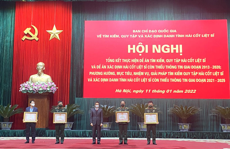 Phó Thủ tướng Vũ Đức Đam trao Bằng khen của Thủ tướng Chính phủ tặng một số tập thể có thành tích xuất sắc trong công tác tìm kiếm, quy tập, xác định danh tính hài cốt liệt sĩ thiếu thông tin. 