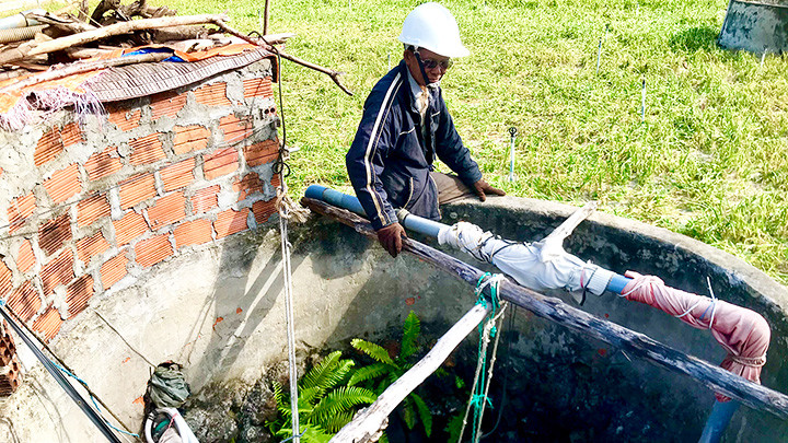 Ông Võ Bĩ không nhớ mình đã đào, khoan bao nhiêu giếng nước để trồng hành tỏi.