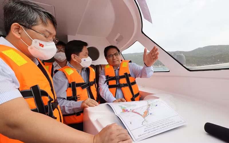 Thủ tướng Phạm Minh Chính khảo sát thực địa trên vịnh Vân Phong.