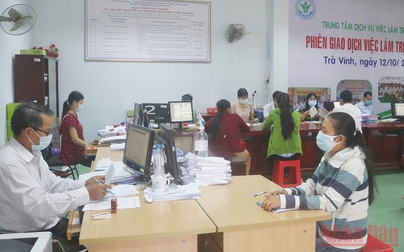 Người lao động bị ảnh hưởng bởi dịch Covid-19 đến Trung tâm Dịch vụ việc làm tỉnh Trà Vinh đăng ký hưởng trợ cấp thất nghiệp.