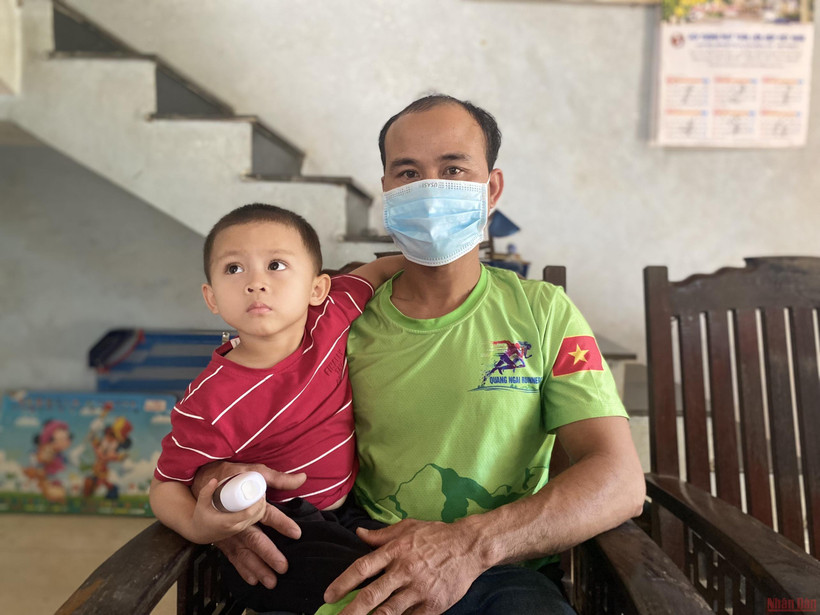 Anh Đinh Sáng Cường và con trai. Vợ mất, một mình anh lo cho 3 con thơ dại cùng gánh nặng nợ nần sau khi lo hậu sự vợ. 