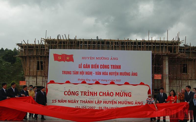 Gắn biển công trình Trung tâm Hội nghị-Văn hóa huyện - công trình chào mừng kỷ niệm 15 năm thành lập huyện Mường Ảng.