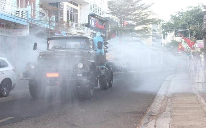 Đường Nguyễn Đình Chiểu (phường Tây Sơn, TP Pleiku) được gỡ bỏ phong tỏa sau khi được phun thuốc diệt khuẩn và người dân có kết quả xét nghiệm âm tính với SARS-CoV-2.