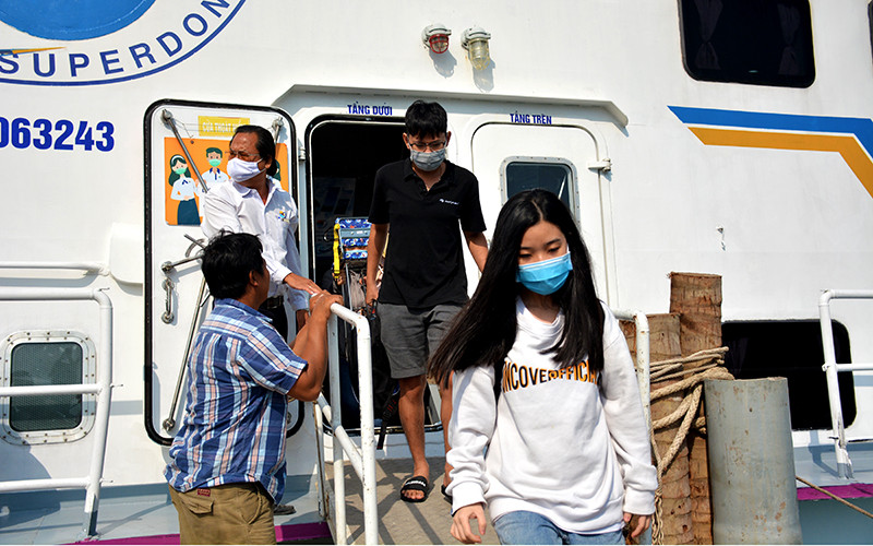 Khách tham quan du lịch xã đảo Hòn Nghệ (Kiên Lương) khá ít ỏi. 