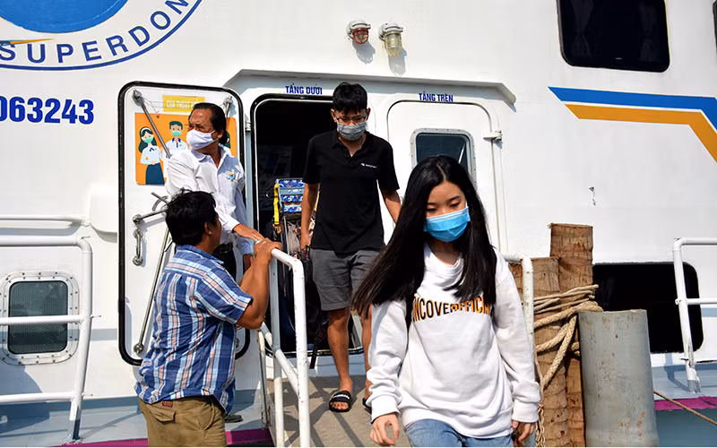 Khách tham quan du lịch xã đảo Hòn Nghệ (Kiên Lương) khá ít ỏi. 