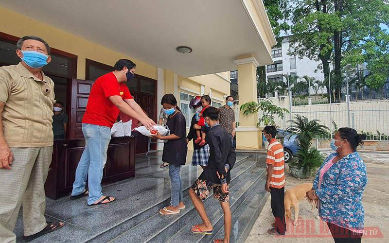 Tổng Lãnh sự quán Việt Nam tại Preah Sihanouk phát quà cứu trợ cho nhiều gia đình người Việt và Campuchia, sáng 16-5.