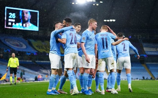 Các cầu thủ Man City mừng bàn thắng của Mahrez.