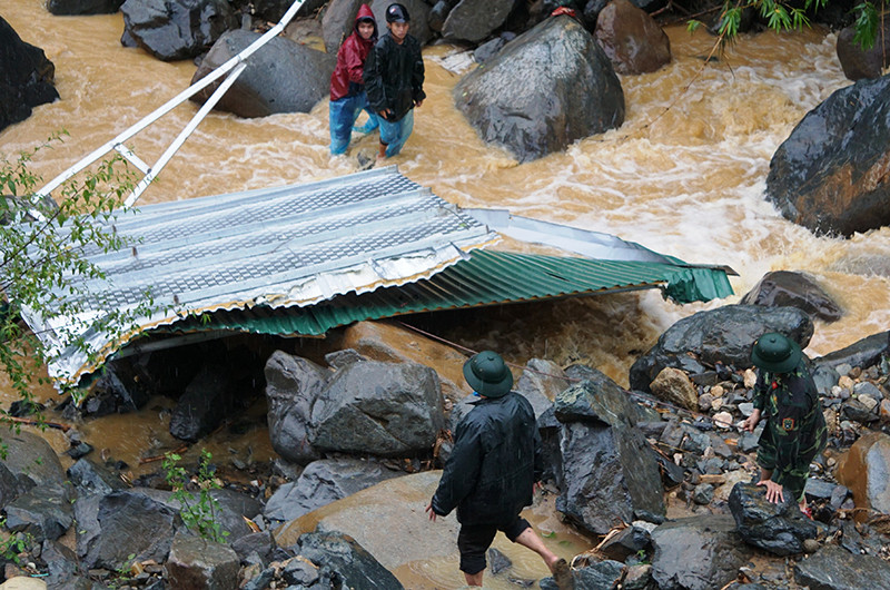 Mái tôn lợp nhà bay xuống suối G9.