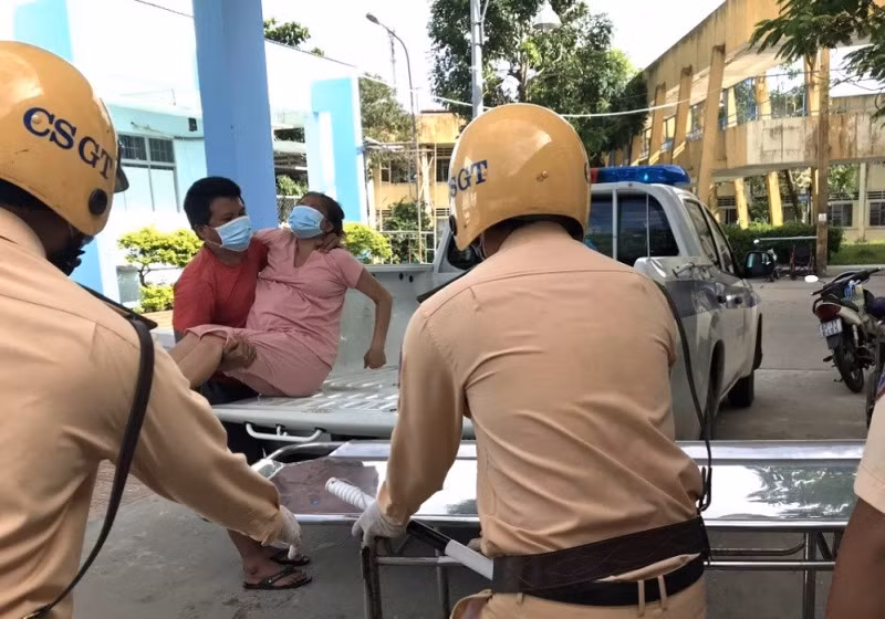 Các chiến sĩ công an hỗ trợ, đưa sản phụ đến bệnh viện an toàn.