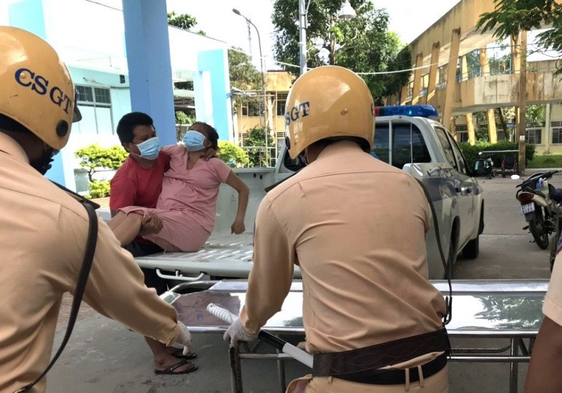 Các chiến sĩ công an hỗ trợ, đưa sản phụ đến bệnh viện an toàn.