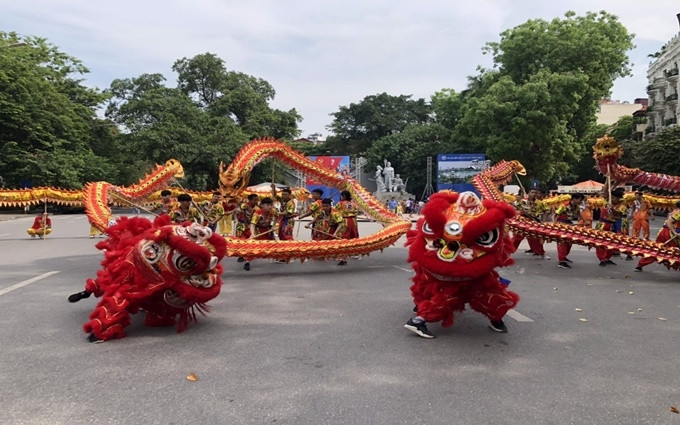 Biểu diễn múa rồng ở không gian đi bộ hồ Hoàn Kiếm.