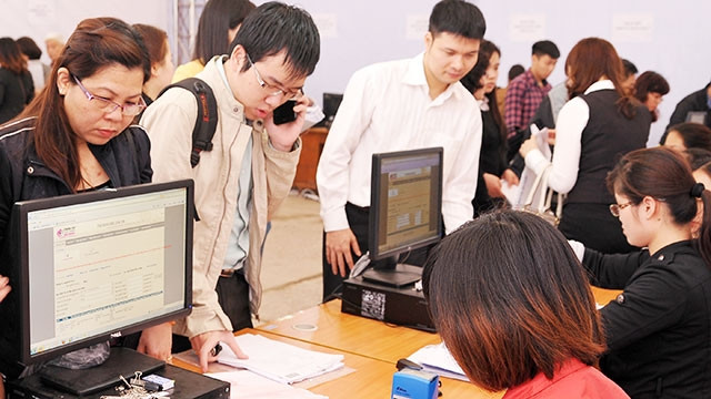 Hướng dẫn doanh nghiệp kê khai thuế tại Cục Thuế Hà Nội. Ảnh: LAM ANH