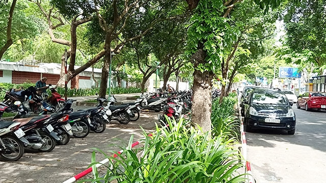 Thiếu bãi đỗ xe tập trung, nhiều vỉa hè ở TP Hồ Chí Minh đã trở thành những bãi gửi xe bất đắc dĩ.