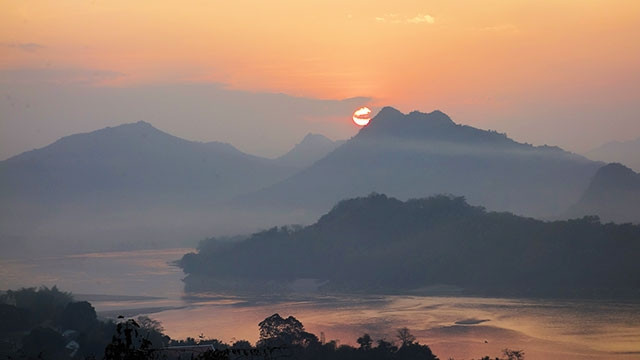 Ngắm hoàng hôn trên đỉnh Phousi
