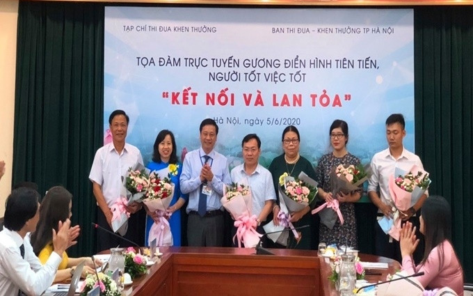 Các tấm gương người tốt, việc tốt tham gia tọa đàm.