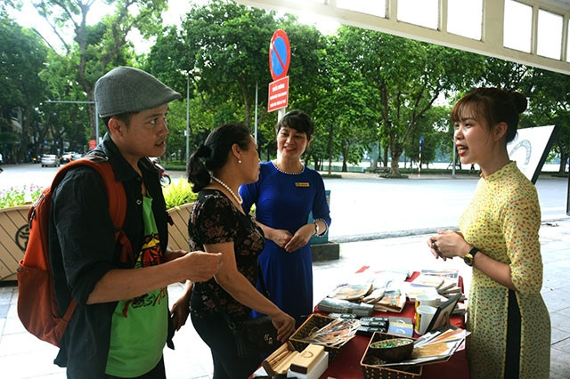 Cán bộ của khu di tích giới thiệu thông tin tới du khách.