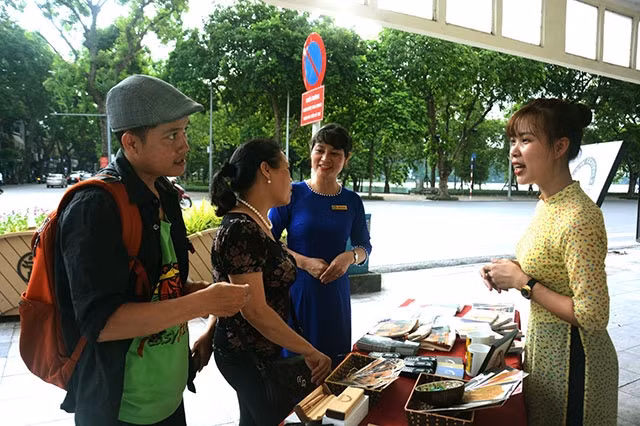 Cán bộ của khu di tích giới thiệu thông tin tới du khách.