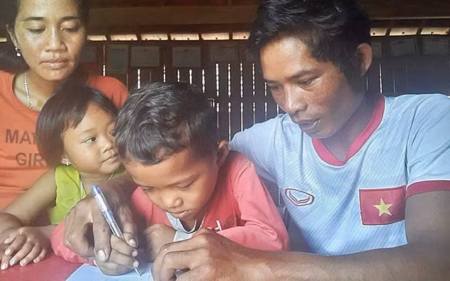 Gia đình anh K’pắk Y Lốc hạnh phúc bên nhau trong căn nhà nhỏ giữa đồi ở thôn Hoàn Thành (xã Suối Trai, huyện Sơn Hòa, tỉnh Phú Yên).