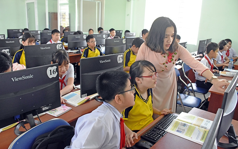 Giờ tin học tại Trường THCS Tây Sơn, quận Hải Châu, TP Ðà Nẵng. Ảnh: NGUYÊN ANH