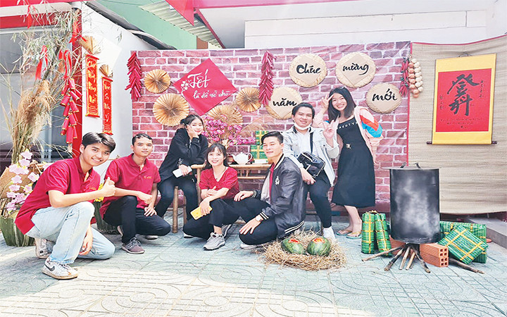 Sinh viên Trường cao đẳng Bách khoa Sài Gòn tham gia hoạt động tại Hội Xuân của trường.