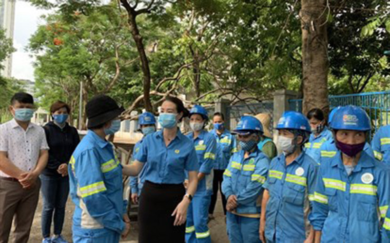Chủ tịch Công đoàn ngành Xây dựng Hà Nội Nguyễn Thị Thanh thăm hỏi, động viên các công nhân lao động từ Công ty Minh Quân chuyển về Công ty Môi trường Hà Nội.