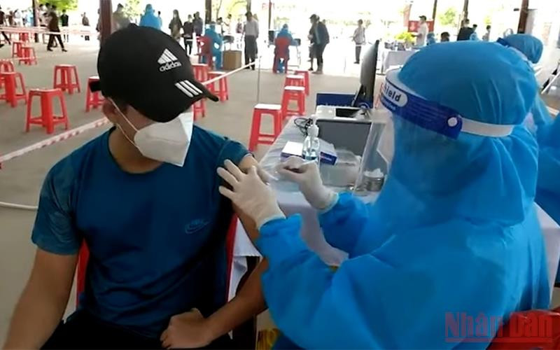 Tiêm phòng vắc xin cho tiểu thương chợ Vinh.