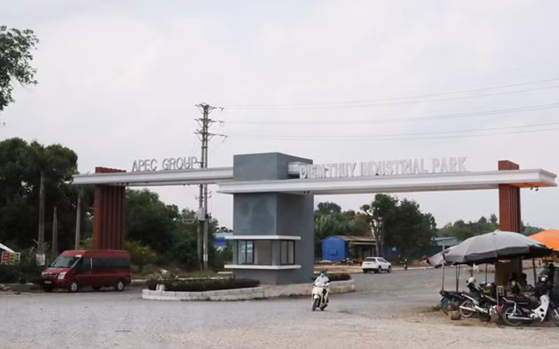 Cổng chính vào Khu công nghiệp Điềm Thụy (Thái Nguyên). (Ảnh: TTXVN)