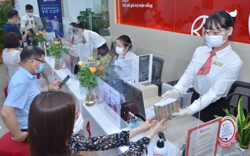 Khách hàng giao dịch tại SeABank.