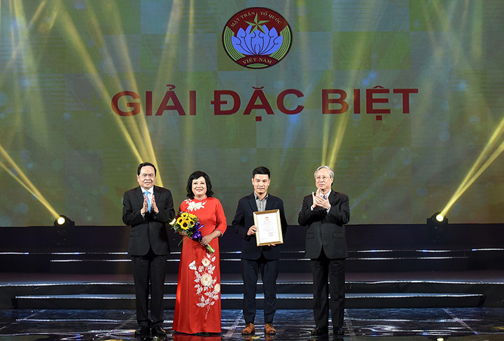 Đồng chí Trần Quốc Vượng, Ủy viên Bộ Chính trị, Thường trực Ban Bí thư và đồng chí Trần Thanh Mẫn, Bí thư T.Ư Đảng, Chủ tịch Ủy ban T.Ư MTTQ Việt Nam trao giải cho nhóm tác giả đoạt Giải đặc biệt (Ảnh: Trần Hải).